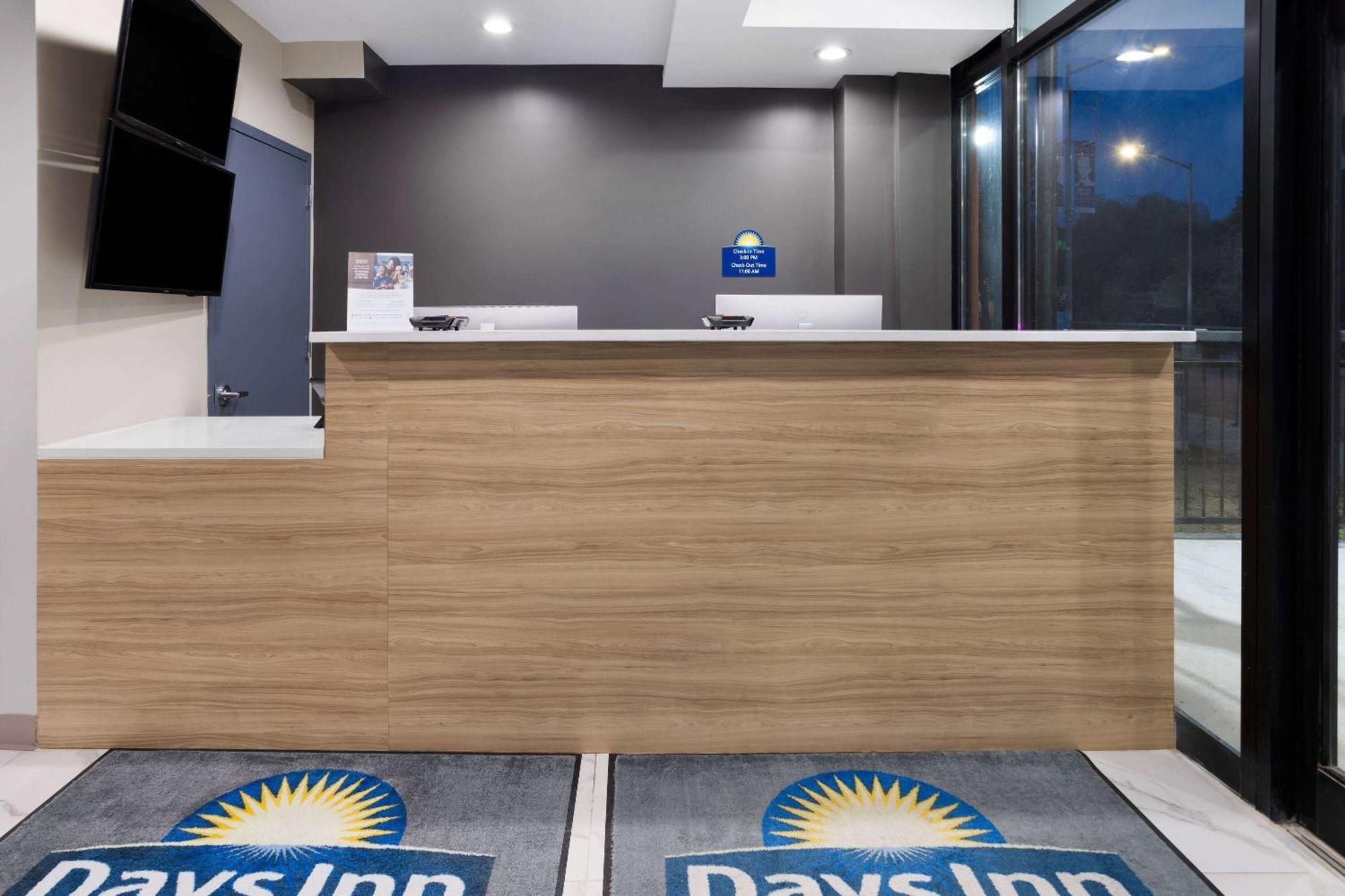 Days Inn By Wyndham Staten Island New York Exterior photo